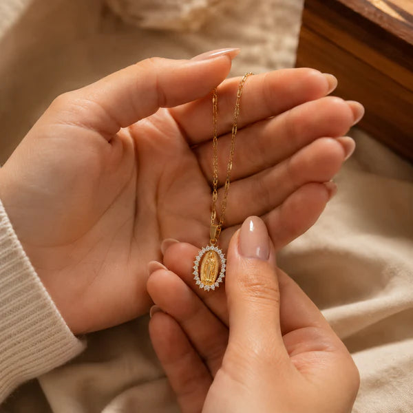 Collar Virgen de Guadalupe · Acabado Dorado Premium